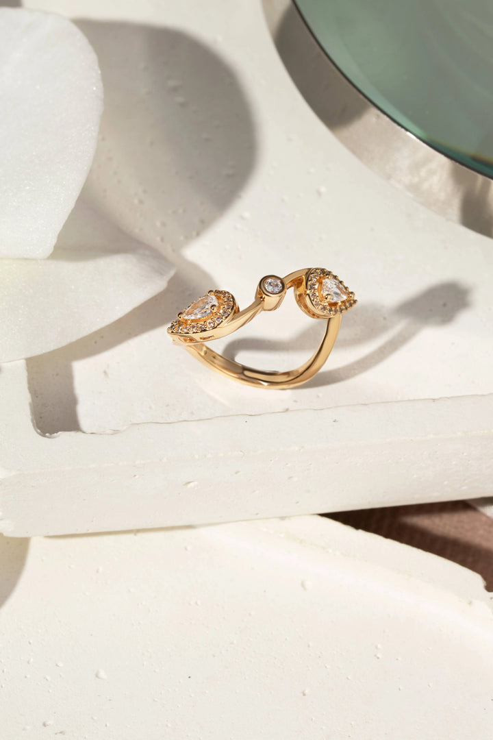 Bright Teardrop Twisted  White Cubic Zirconia Ring, 18k Gold Plated